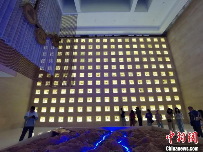圖為河湟文化博物館序廳的左右彩陶墻放置的374件彩陶。　張?zhí)砀?攝