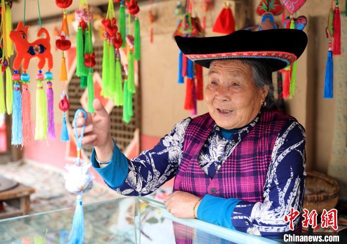 圖為土族繡娘展示繡品。　薛蒂 攝