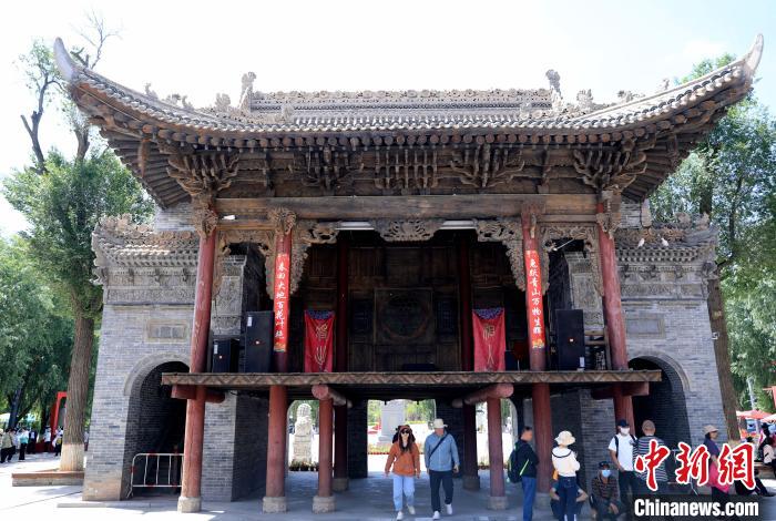 圖為平安驛·河湟民俗文化體驗(yàn)地的戲樓?！⊙Φ?攝