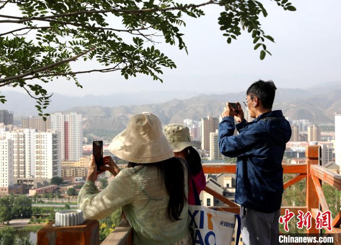 圖為媒體記者登頂朝陽(yáng)山?！⊙Φ?攝