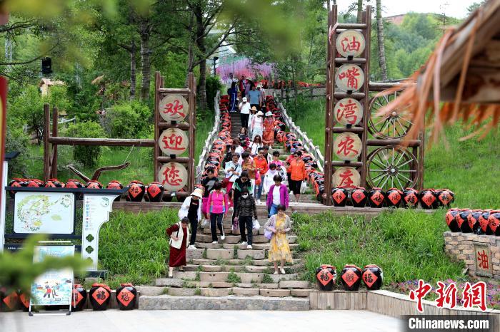 圖為油嘴灣生態(tài)文化景區(qū)的游客?！⊙Φ?攝
