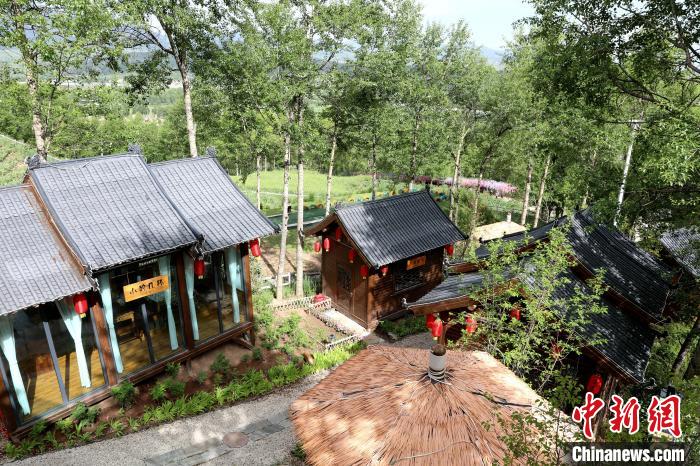 圖為景區(qū)內(nèi)依山而建的民宿。　薛蒂 攝