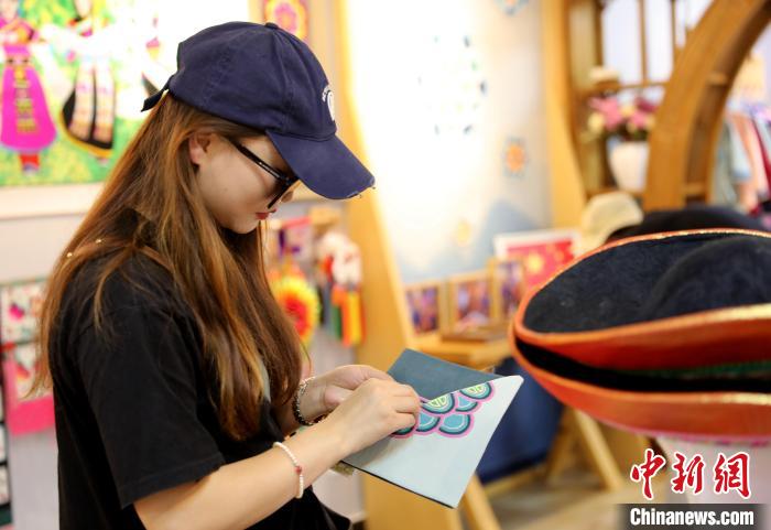 圖為民眾體驗(yàn)國(guó)家級(jí)非遺項(xiàng)目盤(pán)繡技藝?！⊙Φ?攝