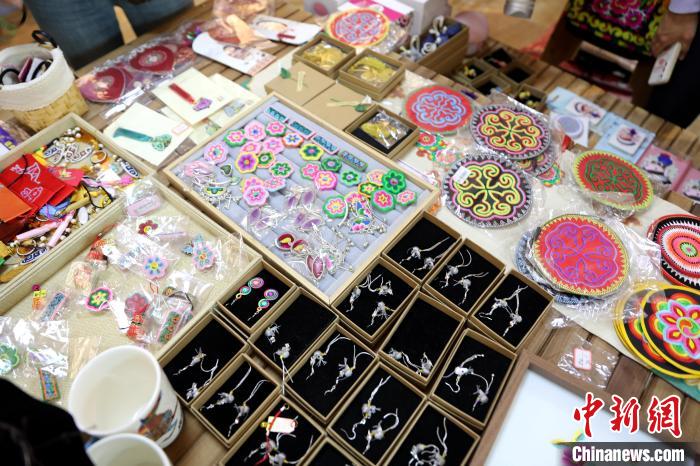 圖為盤(pán)繡作品?！⊙Φ?攝