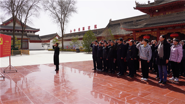 4月6日，為傳承弘揚(yáng)革命英烈精神，教育引導(dǎo)紀(jì)檢監(jiān)察干部筑牢信仰之基、補(bǔ)足精神之鈣、把穩(wěn)思想之舵，永葆忠誠(chéng)干凈擔(dān)當(dāng)?shù)恼伪旧?。市紀(jì)委監(jiān)委組織紀(jì)檢監(jiān)察干部赴靜寧縣界石鋪紅軍長(zhǎng)征紀(jì)念館和莊浪縣梯田紀(jì)念館開展廉政教育和革命傳統(tǒng)教育。.jpg