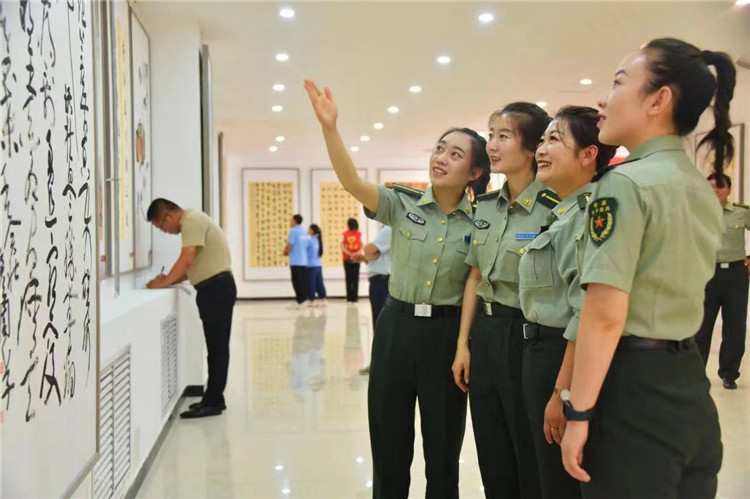 觀眾在南梁革命紀(jì)念館參觀甘肅省廉潔文化美術(shù)、書(shū)法、設(shè)計(jì)作品展.jpg