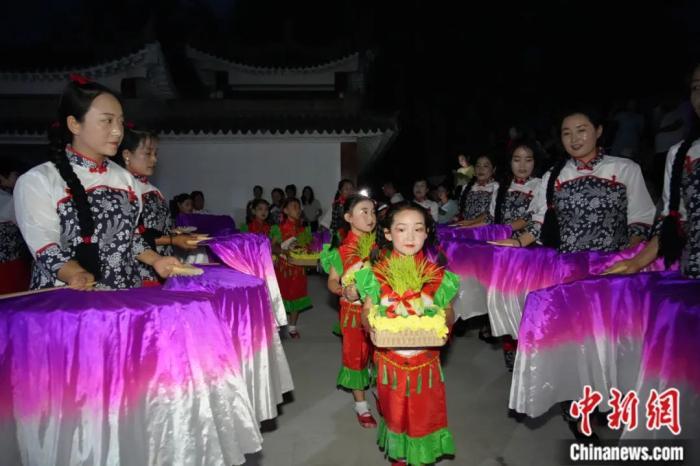 甘肅省西和縣姜席鎮(zhèn)晚霞湖畔，當(dāng)?shù)孛耖g舉行盛大的乞巧儀式。魏朵朵 攝