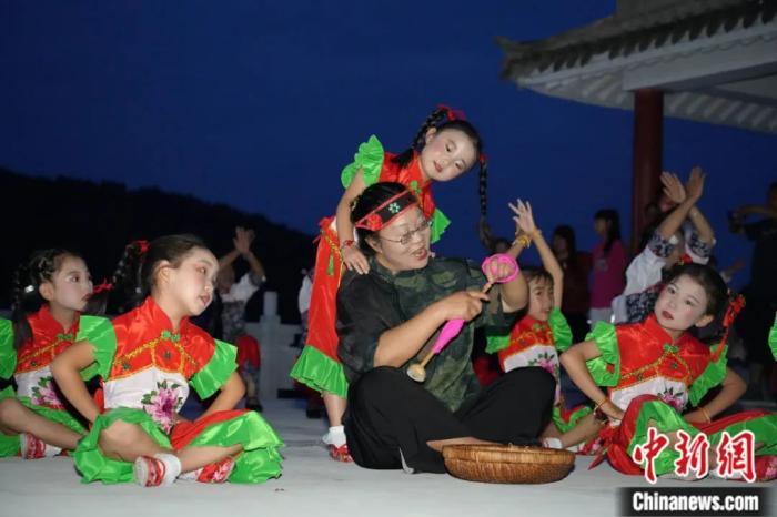 甘肅省西和縣小朋友們迎接“巧娘娘”。魏朵朵 攝