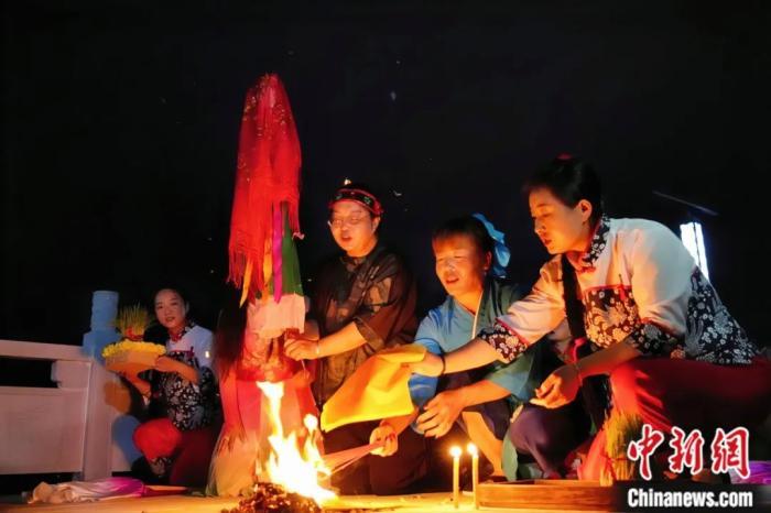 持續(xù)七天八夜的乞巧節(jié)正在西漢水上游的甘肅省西和縣進(jìn)行。西和縣姜席鎮(zhèn)晚霞湖畔，民眾“巧頭”點(diǎn)蠟、炷香、焚裱紙、跪拜，準(zhǔn)備將“巧娘娘”請(qǐng)進(jìn)院。魏朵朵 攝