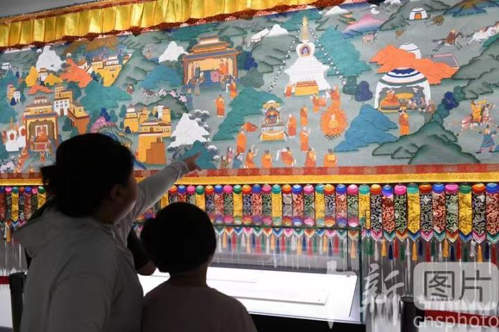 圖為觀眾觀看唐卡《涼州會(huì)盟》。 中新社記者 戴文昌 攝