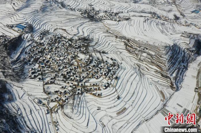 圖為航拍甘肅隴南市西和縣的“雪后鄉(xiāng)村”。(資料圖)張平良 攝