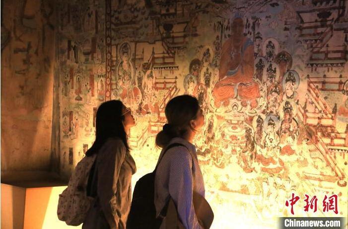 2023年8月27日，游客在甘肅省敦煌市博物館參觀文物展。張曉亮 攝(資料圖)