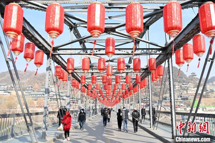 1月30日，裝扮一新的中山橋為即將到來的新春佳節(jié)增添節(jié)日氛圍。九美旦增 攝</p><p>
