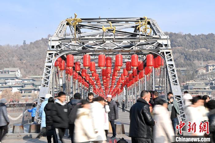 1月30日，裝扮一新的中山橋為即將到來的新春佳節(jié)增添節(jié)日氛圍。九美旦增攝</p><p>