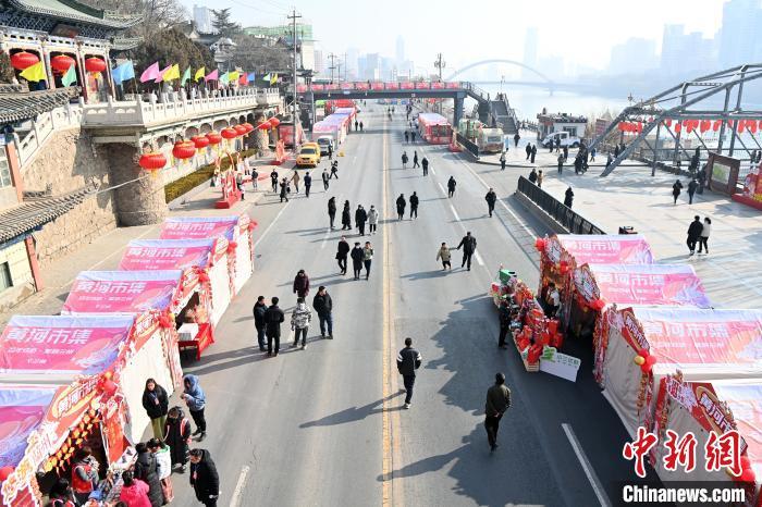 1月30日，蘭州黃河畔的年貨集市吸引顧客選購年貨。九美旦增 攝</p><p>
