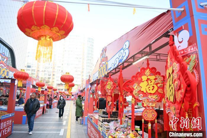 1月30日，蘭州街頭琳瑯滿目的年貨吸引顧客選購。九美旦增 攝</p><p>