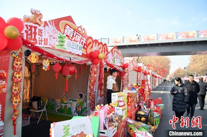 1月30日，蘭州黃河畔的年貨集市吸引顧客選購年貨。九美旦增 攝</p><p>