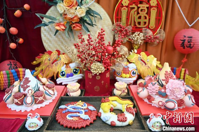 1月25日，春節(jié)臨近，蘭州一花饃店“龍”元素花饃熱銷。圖為展出的“龍”元素花饃。九美旦增 攝
