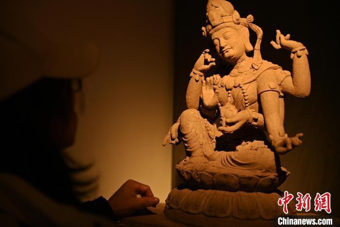 圖為季茂杰觀(guān)察自己創(chuàng)作的敦煌木雕。李亞龍 攝