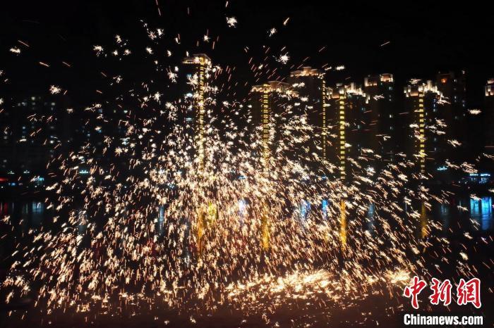 “過年打鐵花”是臨夏州永靖縣的民俗傳統(tǒng)。這項民俗表演，其實有著硬核技術作支撐，那就是入選國家級非遺的“永靖王氏生鐵冶鑄技藝”。侯奇志 攝</p>
<p>