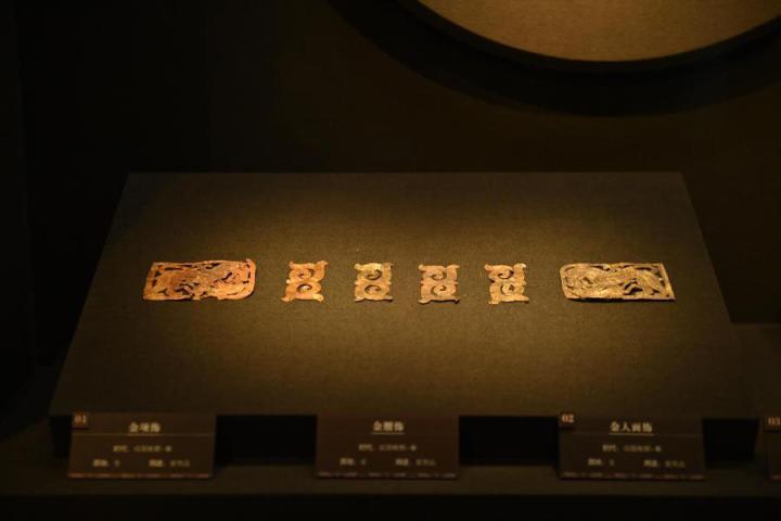 張家川縣馬家塬車輿博物館展陳的馬家塬遺址出土的金項飾、金腰飾、金人畫飾等。李亞龍 攝　　
