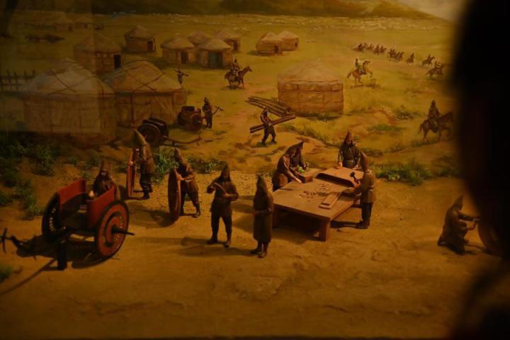 在張家川縣馬家塬車輿博物館展陳的關(guān)于戰(zhàn)國西戎車輿制作過程的模型。李亞龍 攝