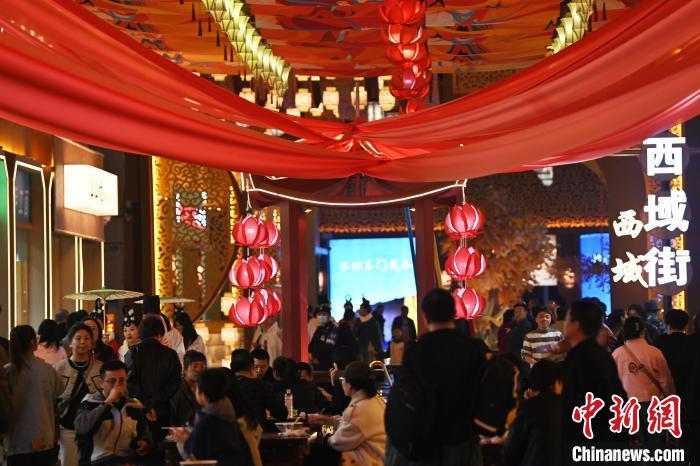 圖為街區(qū)現(xiàn)場(chǎng)游客絡(luò)繹不絕。李亞龍 攝</p>
<p>