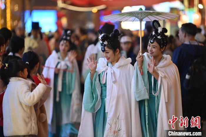 圖為街區(qū)人員著傳統(tǒng)服飾與游人互動(dòng)。李亞龍 攝</p>
<p>