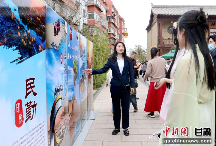3月下旬，民勤縣在天水啟漢樓廣場(chǎng)舉行推介會(huì)，宣傳本地旅游資源和農(nóng)特優(yōu)產(chǎn)品。圖為工作人員向游客介紹民勤自然風(fēng)光、歷史文化。馬愛彬 攝