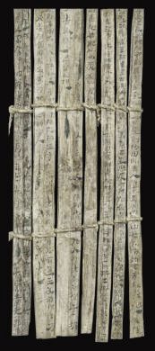 漢簡《康居王使者冊(cè)》。此簡記載了西域康居國使者前來“進(jìn)貢”駱駝，抵達(dá)敦煌遇到不公后反映問題，朝廷受理解決的經(jīng)過。新華社發(fā)（甘肅簡牘博物館供圖）