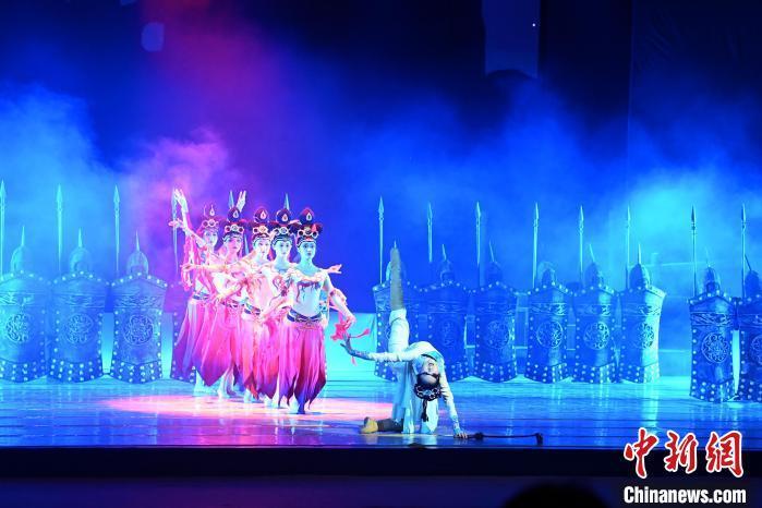2023年2月18日，蘭州歌舞劇院創(chuàng)排的大型舞劇《大夢(mèng)敦煌》?！　【琶赖┰?攝