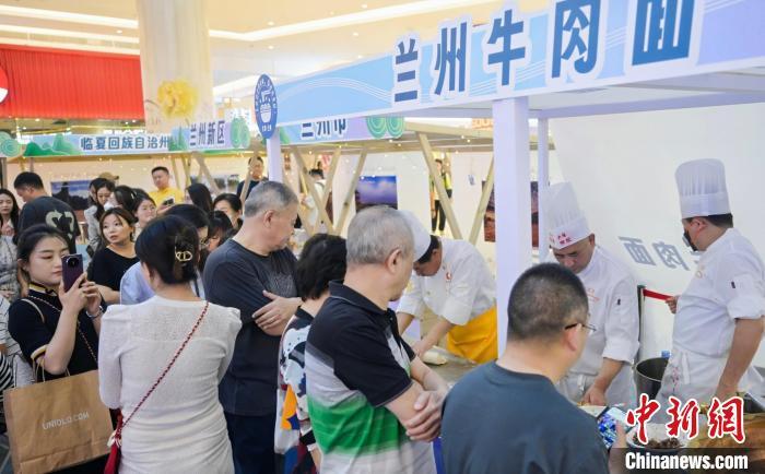 5月11日，“醉美玉如意·感恩幫扶情”甘肅(天津)文創(chuàng)非遺市集和特色美食展示活動(dòng)在天津舉行。(天津市文旅局供圖)