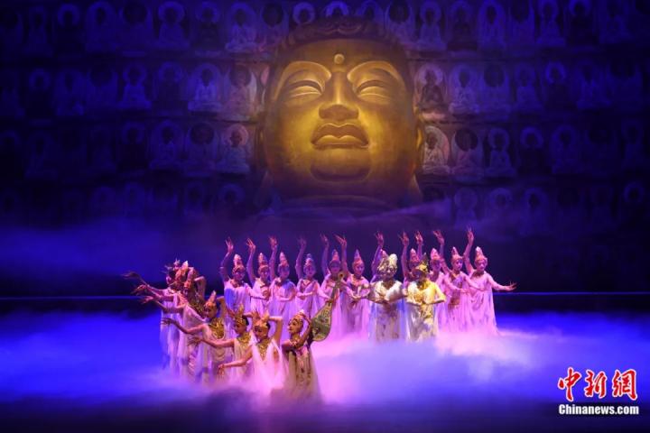 2024年2月23日晚，中國經(jīng)典舞劇《絲路花雨》在甘肅蘭州演出恭賀新春。李亞龍 攝