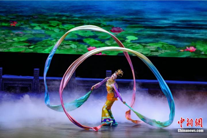 2023年4月17日晚，中國經(jīng)典舞劇《絲路花雨》在澳門百老匯劇場演出。甘肅演藝集團 供圖