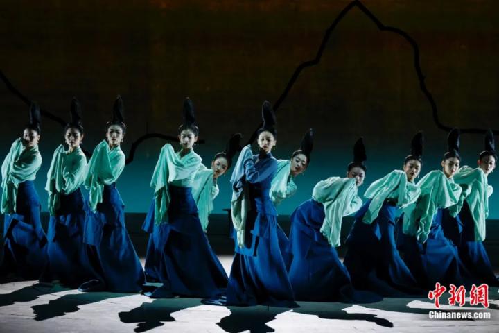 2024年2月29日晚，舞蹈詩劇《只此青綠》在北京上演，多國駐華使節(jié)和國際組織代表前來觀賞。韓海丹 攝
