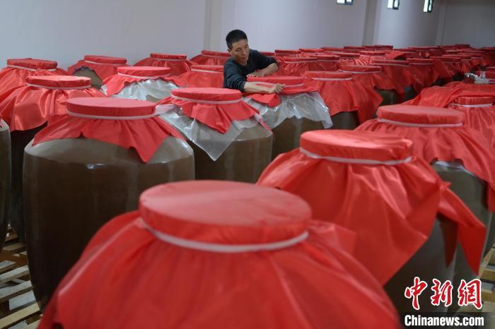 圖為5月10日，工作人員在儲(chǔ)酒庫(kù)檢查酒缸密封性。九美旦增　攝