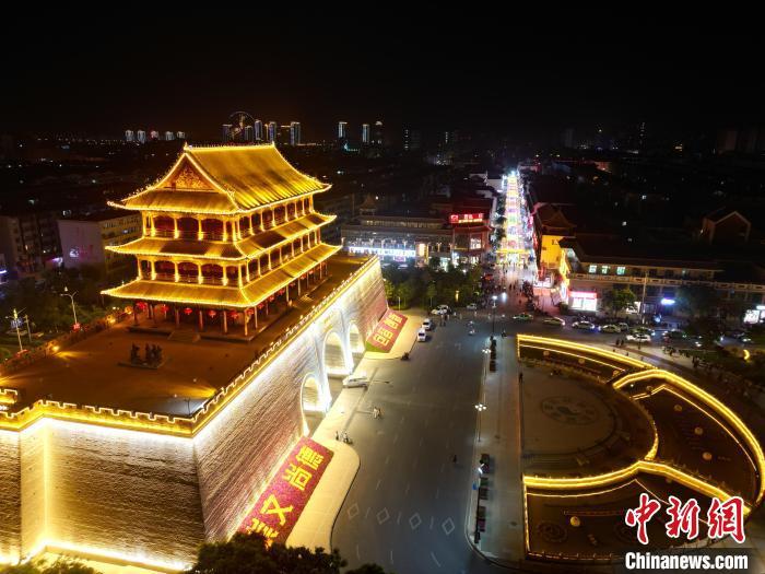 圖為武威市標(biāo)志性建筑涼州古城門燈光亮起。(無人機(jī)照片) 　戴文昌 攝</p><p>