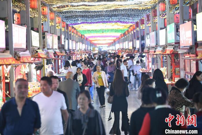 圖為燈光亮起，明清街夜市人氣漸旺?！〈魑牟?攝</p><p>