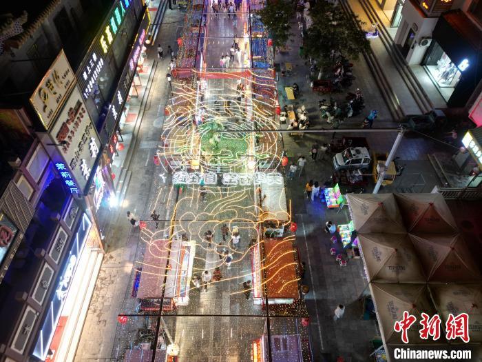 圖為明清街夜市燈光點(diǎn)亮具有武威文化元素的“銅奔馬”彩燈。(無人機(jī)照片) 　戴文昌 攝</p><p>
