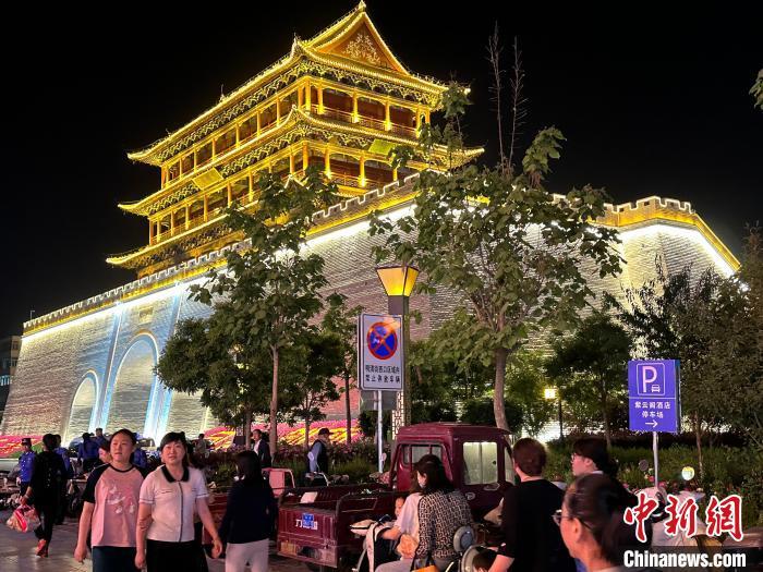 圖為夜幕降臨，涼州古城門燈光亮起。　戴文昌 攝