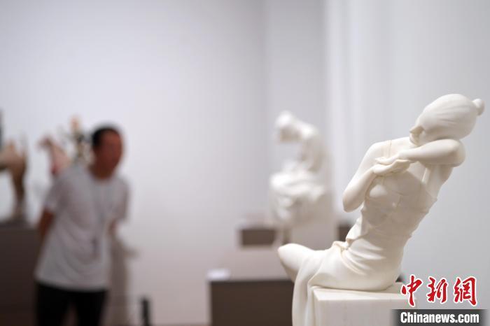 5月21日，在“絲路印跡”雕塑藝術(shù)作品展展出的作品《綺羅香·香》。九美旦增 攝</p>
<p>