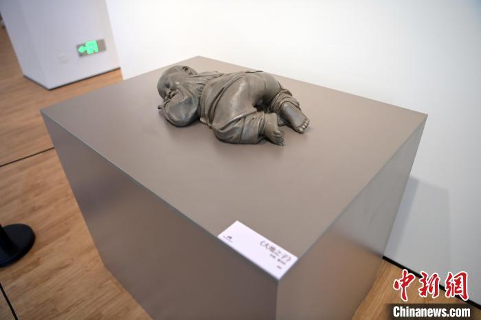 5月21日，在“絲路印跡”雕塑藝術(shù)作品展展出的作品《大地之子》。九美旦增 攝</p>
<p>