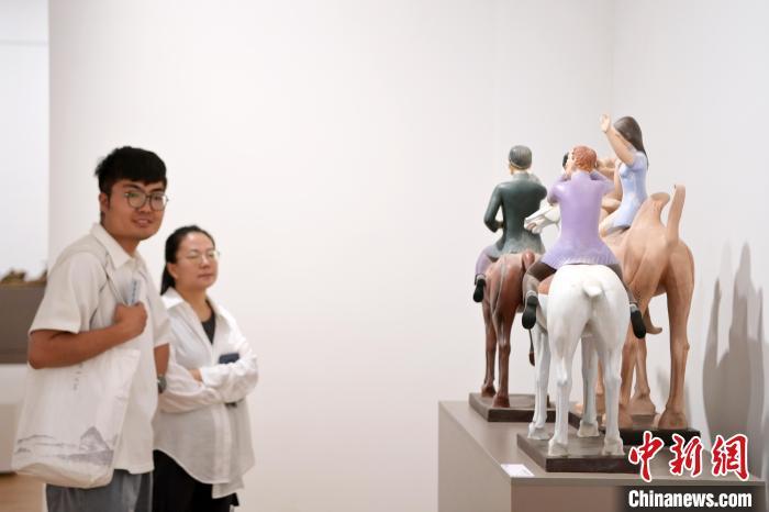 5月21日，觀眾參觀在“絲路印跡”雕塑藝術(shù)作品展展出的雕塑作品《絲路話語》。九美旦增 攝</p>
<p>