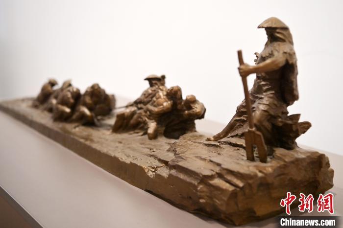 5月21日，在“絲路印跡”雕塑藝術(shù)作品展展出的作品《治水為民·禹德九州》。九美旦增 攝</p>
<p>
