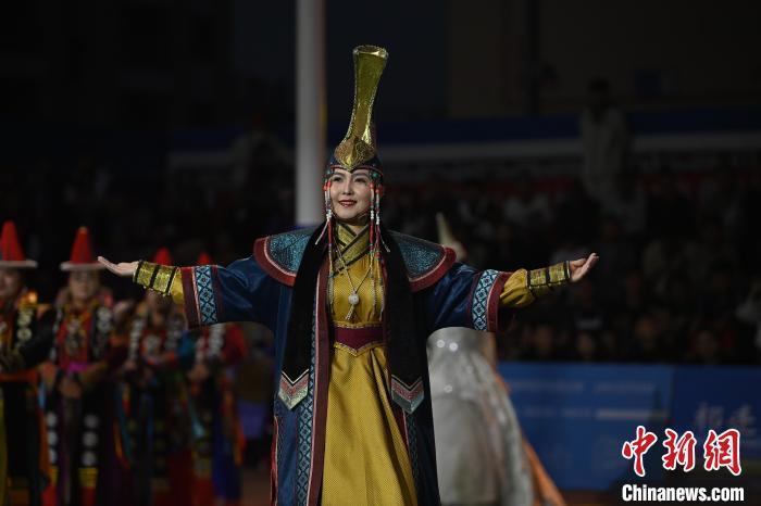 圖為開幕式現(xiàn)場蒙古族服飾秀。李亞龍 攝