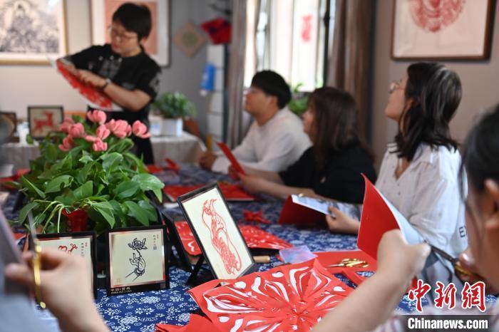 6月6日，在甘肅敦煌青年夜校課程中，青年學(xué)員學(xué)習(xí)敦煌非遺剪紙課程。李亞龍 攝　　