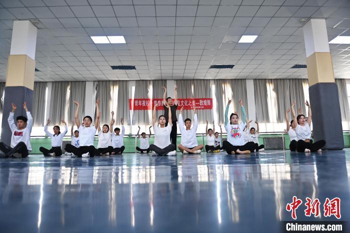 6月6日，在甘肅敦煌青年夜校課程中，青年學(xué)員學(xué)習(xí)敦煌舞課程。李亞龍 攝　　