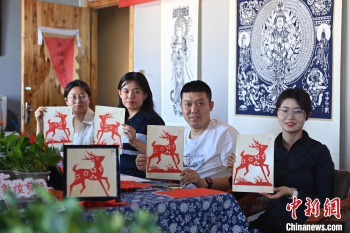 6月6日，在甘肅敦煌青年夜校課程中，青年學(xué)員展示學(xué)習(xí)敦煌非遺剪紙的成果。李亞龍 攝　　