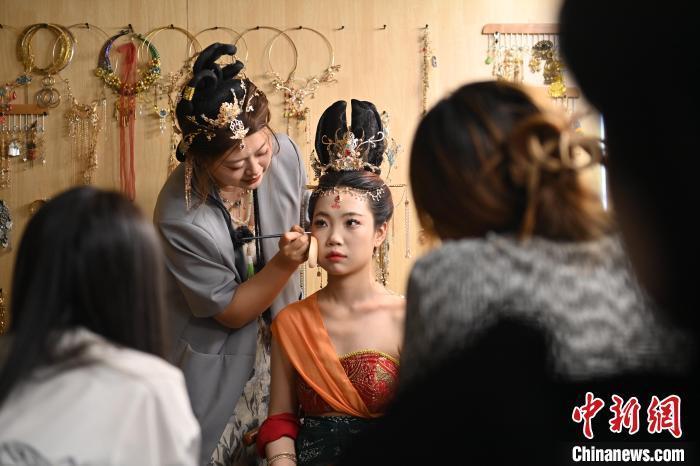 6月6日，在甘肅敦煌青年夜校課程中，青年學(xué)員學(xué)習(xí)敦煌美妝課程。李亞龍 攝　　