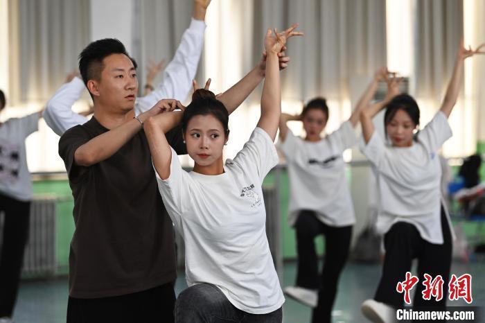 6月6日，在甘肅敦煌青年夜校課程中，青年學(xué)員學(xué)習(xí)敦煌舞課程。李亞龍 攝　　